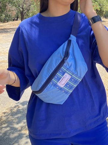 Sac banane upcyclé tissu bleu - Meanwhile Boutique x Zgrouitch (édition limitée)