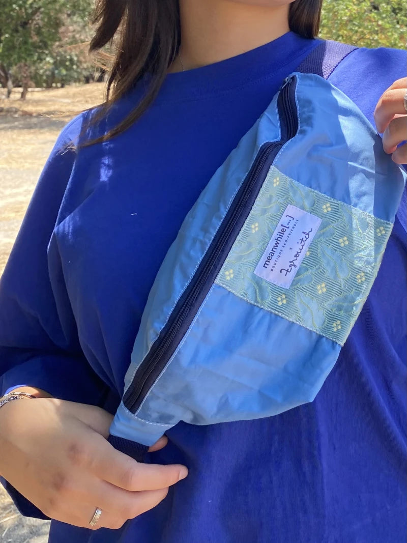 Sac banane upcyclé tissu bleu - Meanwhile Boutique x Zgrouitch (édition limitée)