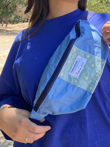 Sac banane upcyclé tissu bleu - Meanwhile Boutique x Zgrouitch (édition limitée)