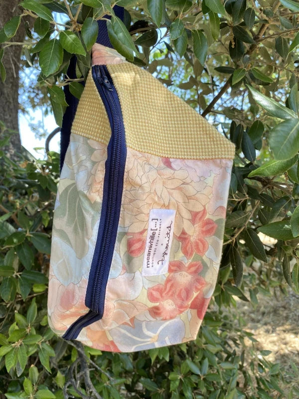 Sac banane upcyclé tissu fleurs - Meanwhile Boutique x Zgrouitch (édition limitée)