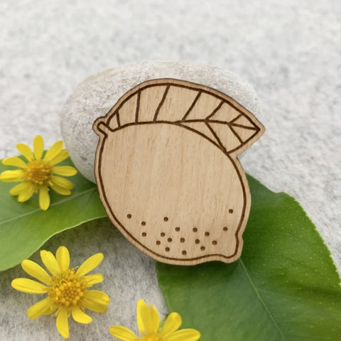 Broche en bois - Citron