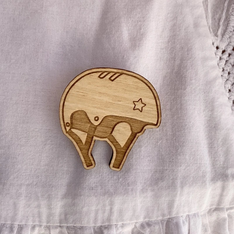 Broche en bois - Casque