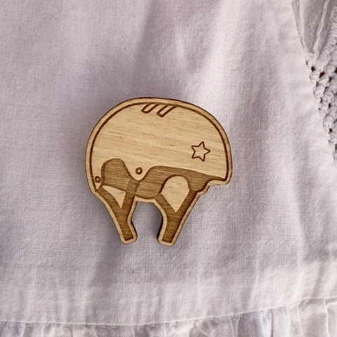 Broche en bois - Casque