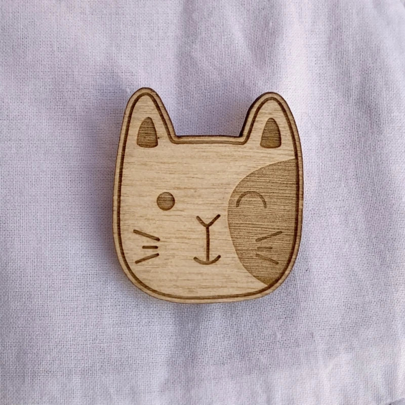 Broche en bois - Chat moustaches