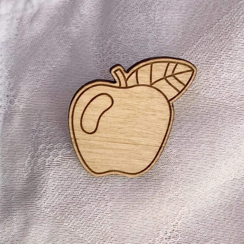 Broche en bois - Pomme