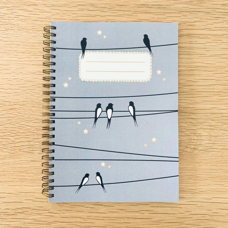Carnet en papier A5 - Spirales et lignes - Les hirondelles sur le fil - Ciel bleu