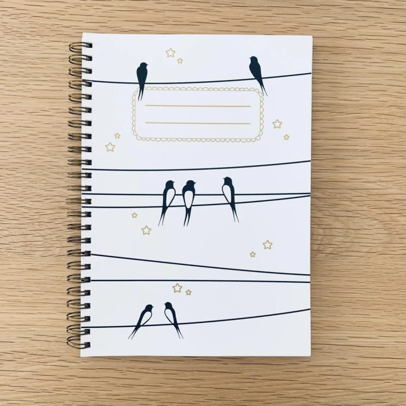 Carnet en papier A5 - Spirales et lignes - Les hirondelles sur le fil - Ciel blanc