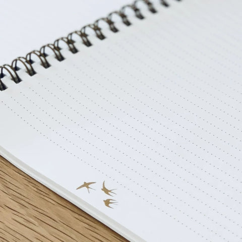 Carnet en papier A5 - Spirales et lignes - Les hirondelles sur le fil - Ciel blanc
