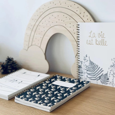 Carnet en papier A5 - Spirales et lignes - Les hirondelles sur le fil - Ciel blanc