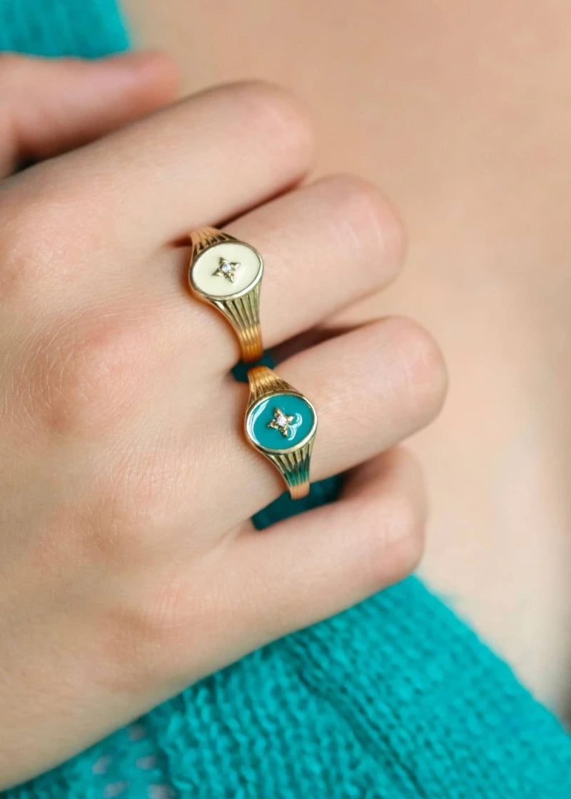 Honorine: Bague Chevalière plaqué or bleu paon