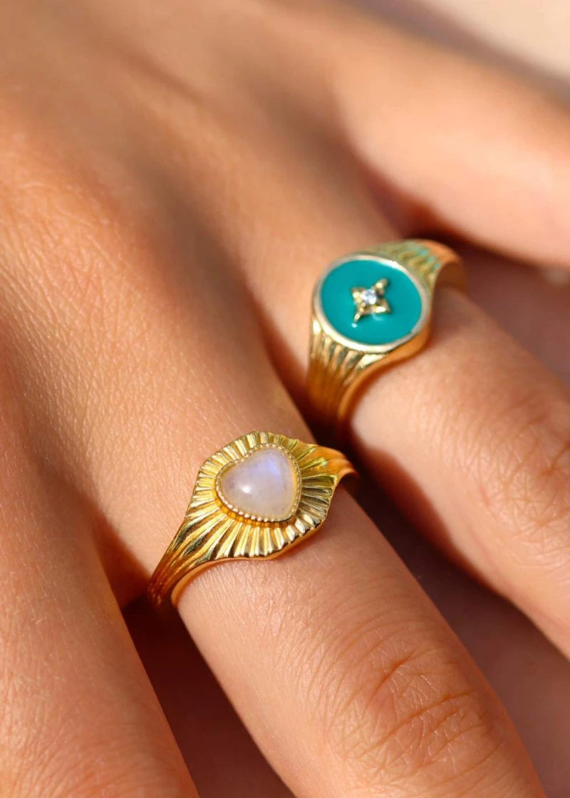 Lucette: Bague coeur Pierre de lune plaqué or
