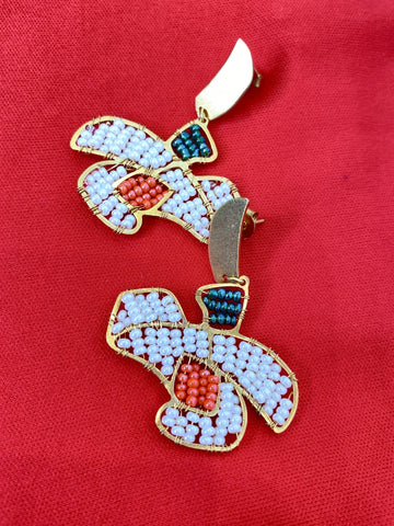 Boucles d'oreilles perlées - Fleurs blanches pendantes