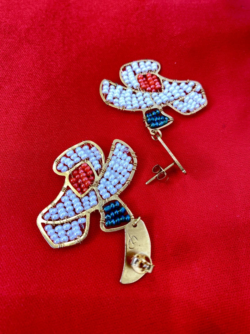 Boucles d'oreilles perlées - Fleurs blanches pendantes