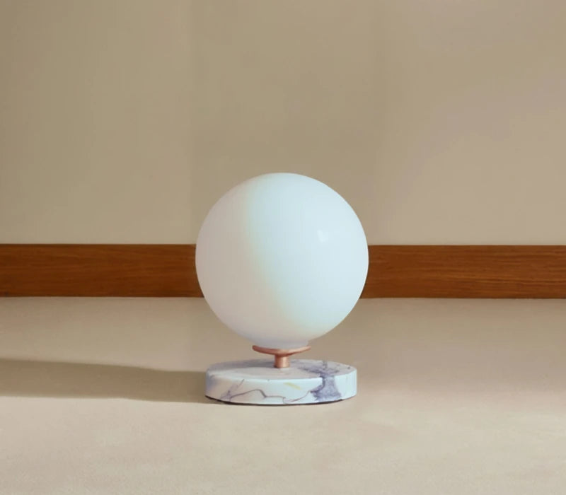 Lampe à poser Isabelle – Globe en opaline vintage &amp; base en marbre
