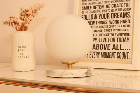 Lampe à poser Isabelle – Globe en opaline vintage &amp; base en marbre