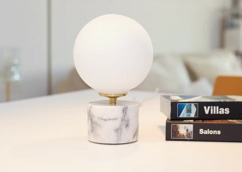 Lampe à poser Laura – Globe en opaline vintage &amp; base en marbre