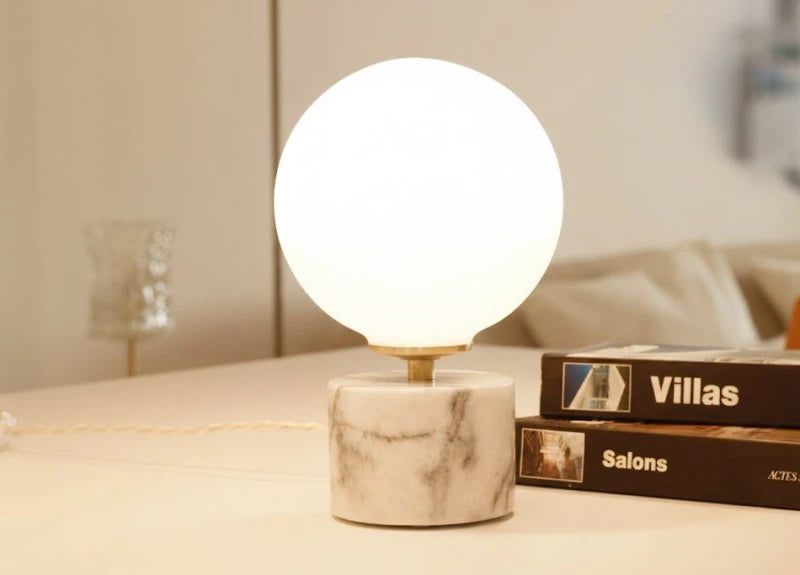 Lampe à poser Laura – Globe en opaline vintage &amp; base en marbre
