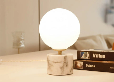 Lampe à poser Laura – Globe en opaline vintage &amp; base en marbre