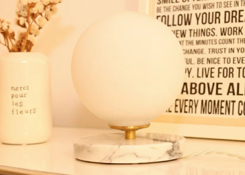 Lampe à poser Isabelle – Globe en opaline vintage &amp; base en marbre