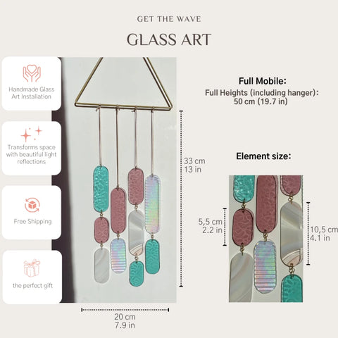 Farbenfrohes verspieltes Mobile mit detaillierten ovalen Glaselementen