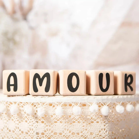 5 Cubes en Bois de 5cm x 5cm + 66 Stickers noirs