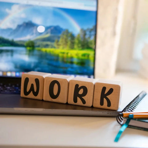 4 Cubes en Bois de 5cm x 5cm + 55 Stickers noirs