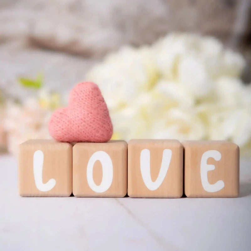 4 Cubes en Bois de 5cm x 5cm + 55 Stickers blancs