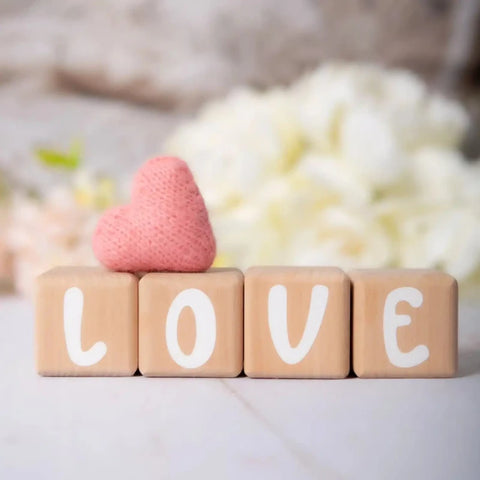 4 Cubes en Bois de 5cm x 5cm + 55 Stickers blancs