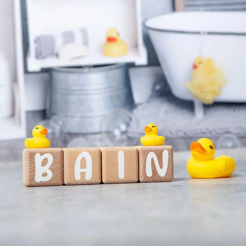 4 Cubes en Bois de 5cm x 5cm + 55 Stickers blancs