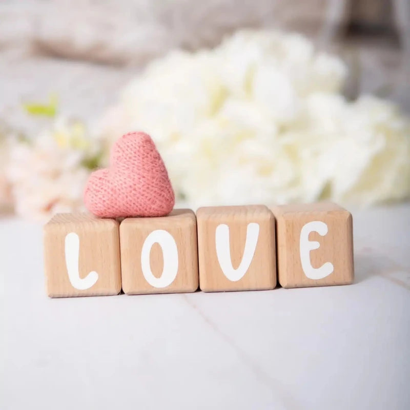 4 Cubes en Bois de 5cm x 5cm + 55 Stickers blancs