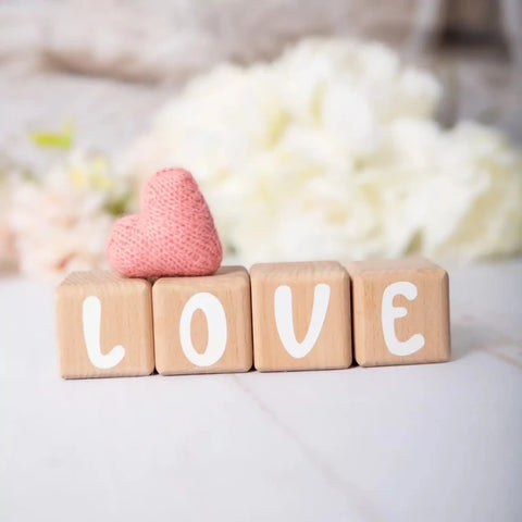 4 Cubes en Bois de 5cm x 5cm + 55 Stickers blancs