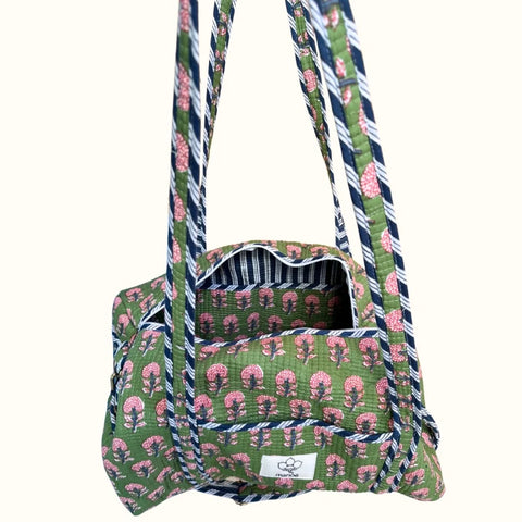 Sac de voyage matelassé – "Pink grove in the forest"