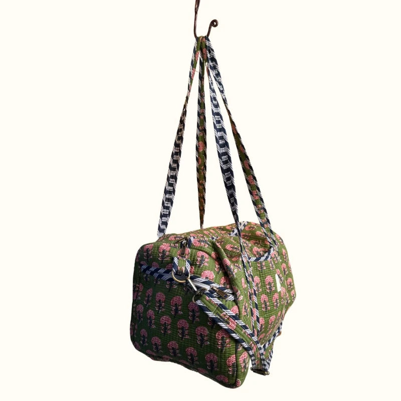 Sac de voyage matelassé – "Pink grove in the forest"