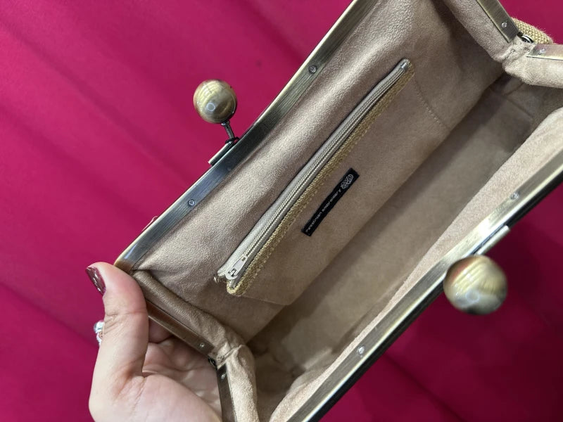 Pochette clutch beige brodée main