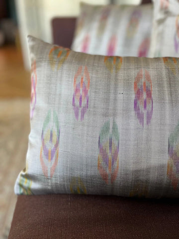 Housse de coussin Shan grise et rose