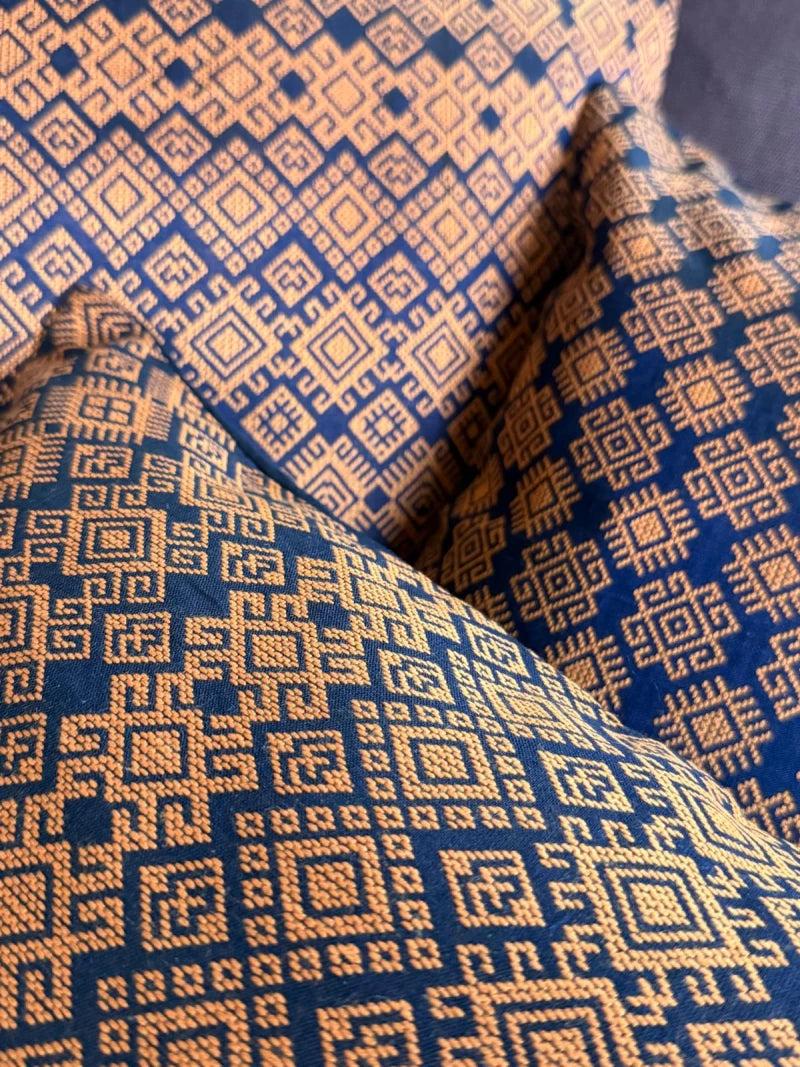 Housse de coussin Kachin bleu marine et orange (RIDA)