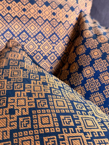 Housse de coussin Kachin bleu marine et orange (RIDA)