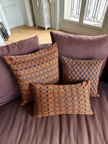 Housse de coussin Kachin bleu marine et orange (RIDA)
