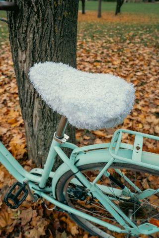 Charlotte de selle de vélo moumoute blanche 🐑