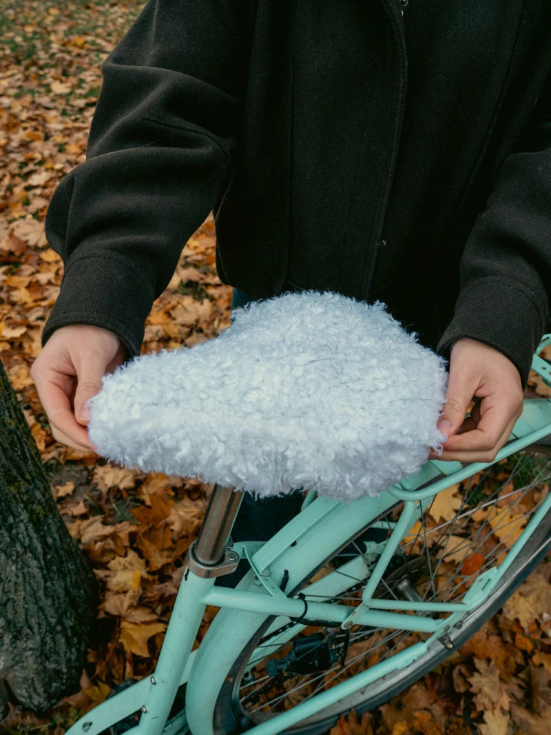 Charlotte de selle de vélo moumoute blanche 🐑