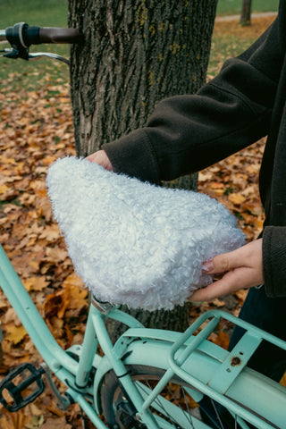 Charlotte de selle de vélo moumoute blanche 🐑
