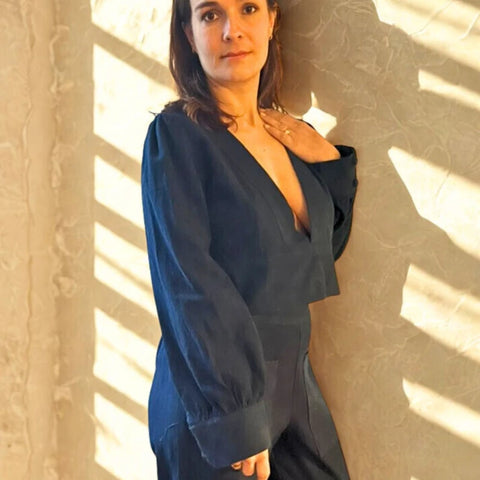 Blouse en coton indigo végétal – Manches bouffantes | Décolleté profond
