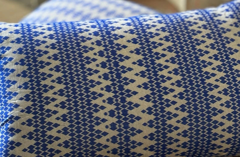 Housse de coussin Kachin blanc et bleu