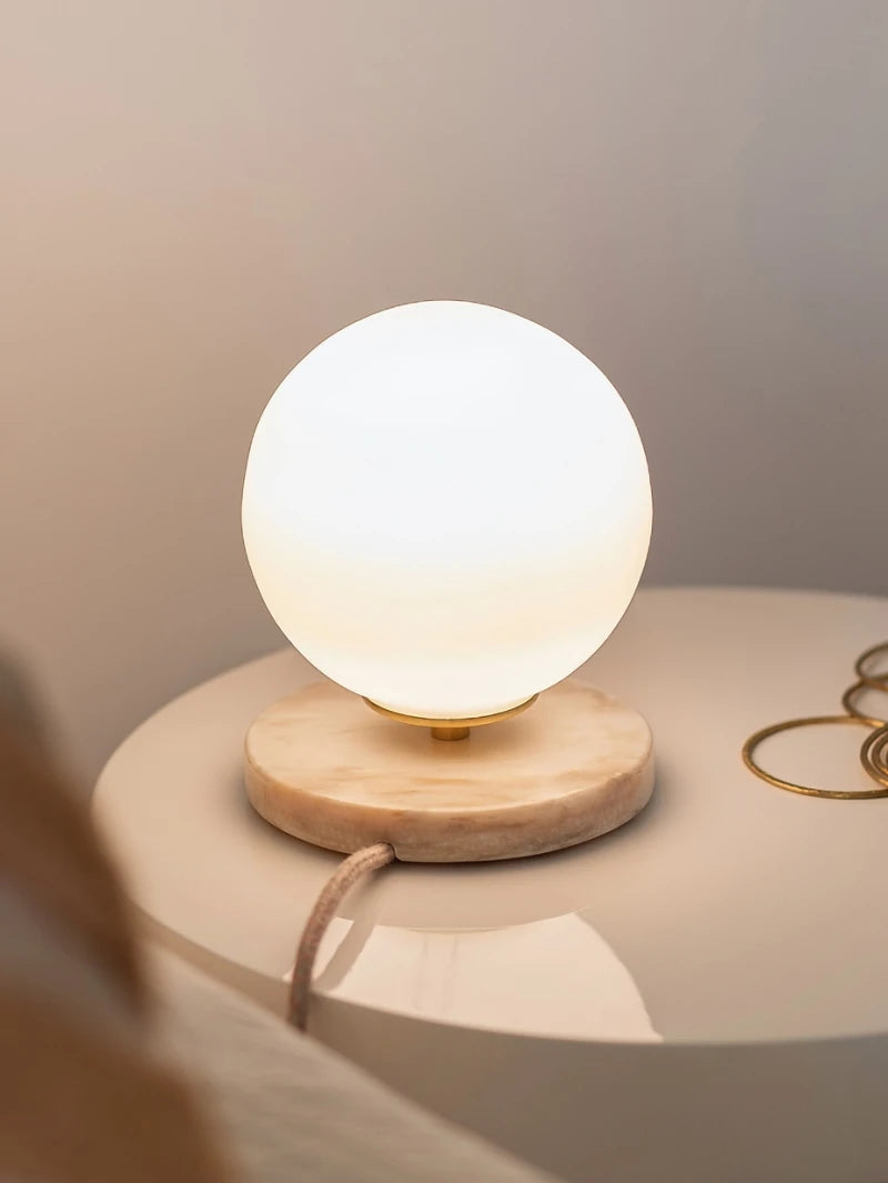 Lampe vintage en opaline blanche – Isabelle