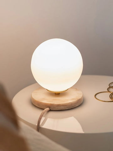 Lampe vintage en opaline blanche – Isabelle