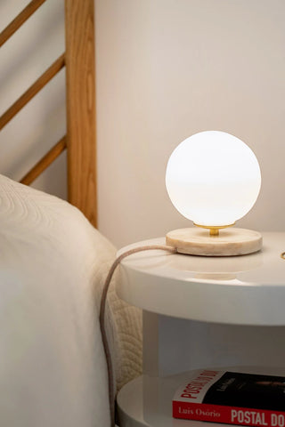 Lampe vintage en opaline blanche – Isabelle