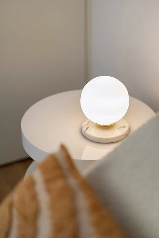 Lampe vintage en opaline blanche – Isabelle