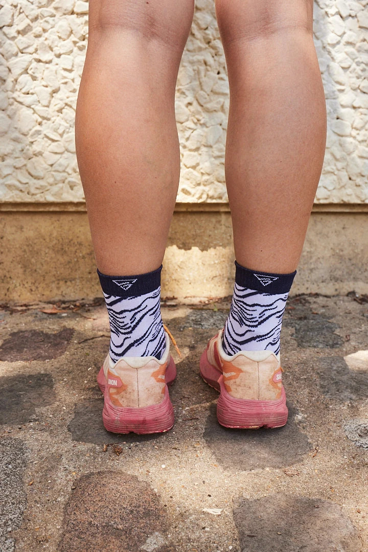 Chaussettes de sport femme mi-hautes "Vagues" – respirantes, anti-frottements, made in France & recyclées