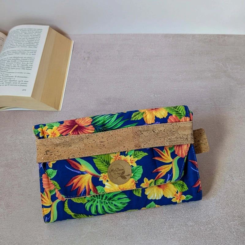 Pochette livre de poche : couvre livre artisanal en liège & tissus polynésiens
