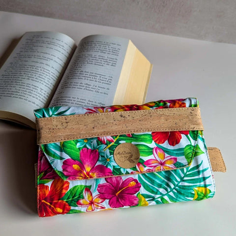 Pochette livre de poche : couvre livre artisanal en liège & tissus polynésiens